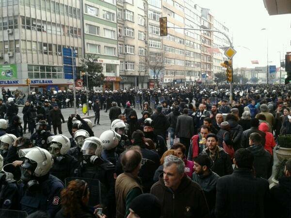 Harbiye tarafında polis Taksim yolunu kapatmış durumda