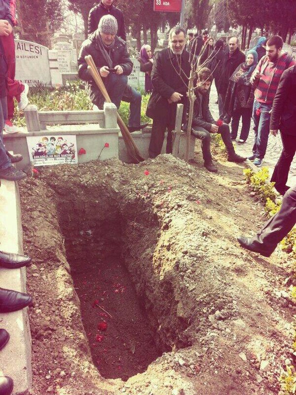 Berkin Elvan'ın mezarına misket ve karanfiller bırakıldı.
